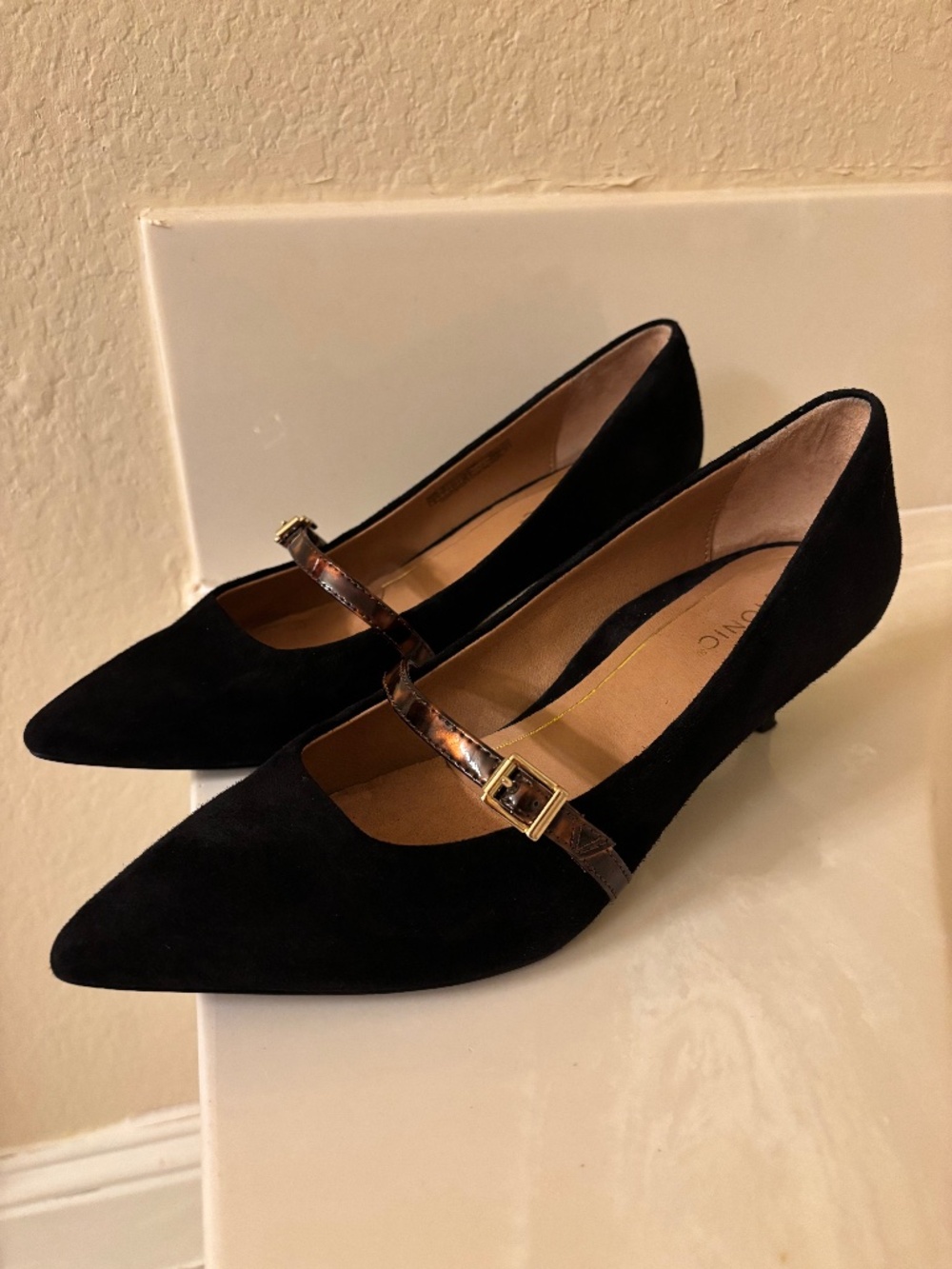 Women’s Vionic Black Suede Minnie Kitten Heel w Tortoise Strap Size 9